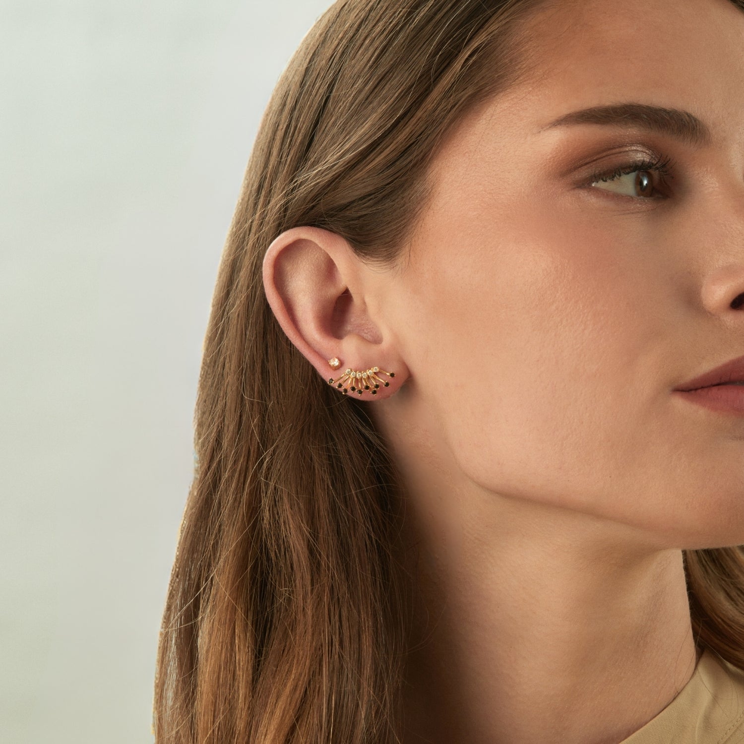 ASYMMETRISCHE OHRRINGE AUS AKOSIA-GELBGOLD