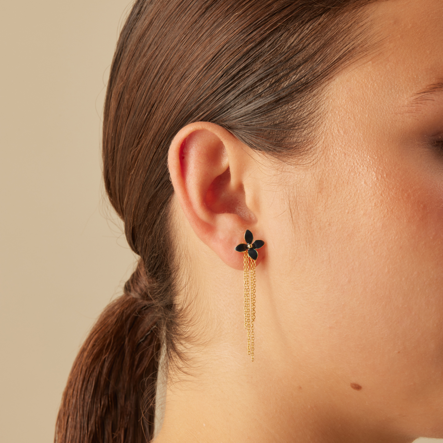 ASYMMETRISCHE OHRRINGE BLACK LOTUS
