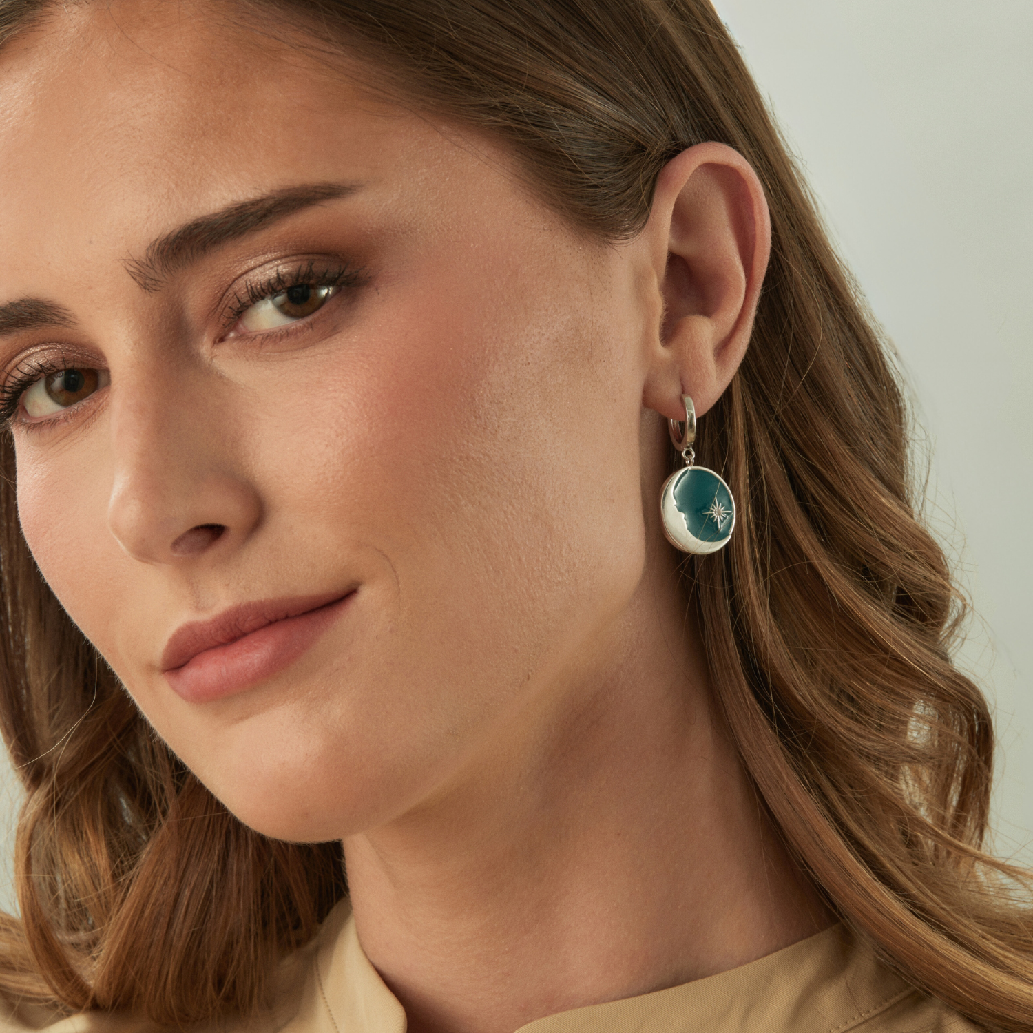SILBERNER CREOLEN-PIERCING-OHRRING MIT BLAUEM MOND