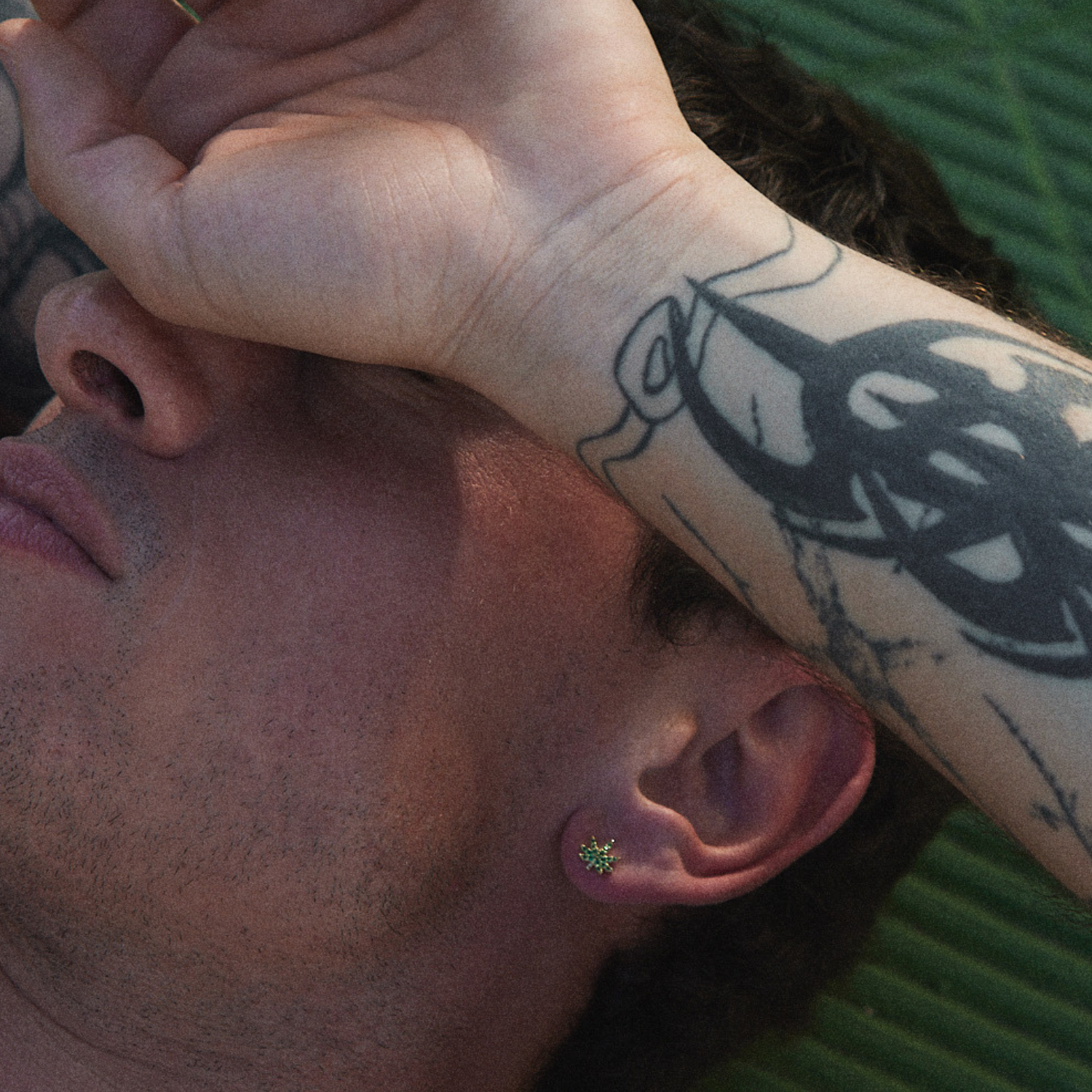 PENDIENTE PIERCING CANNABIS