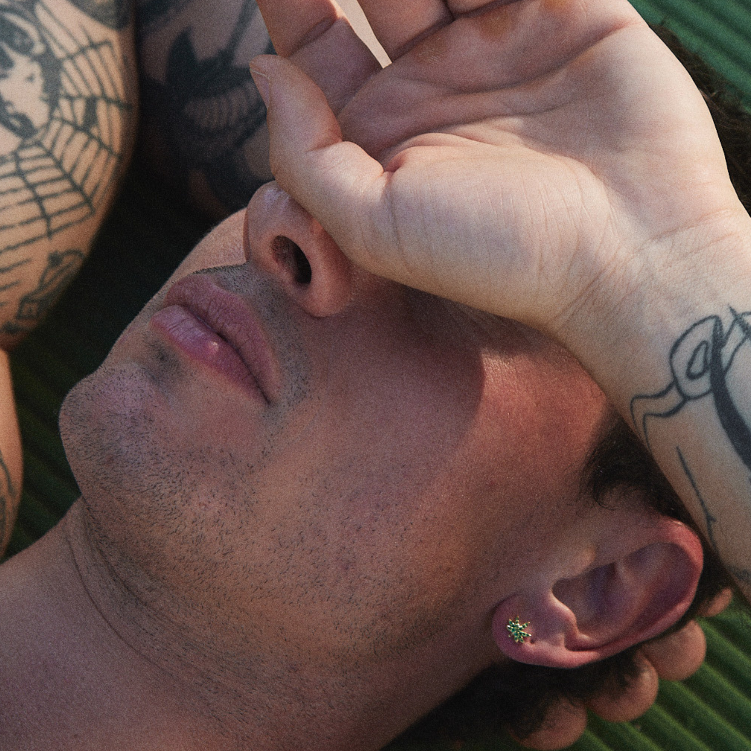 PENDIENTE PIERCING CANNABIS