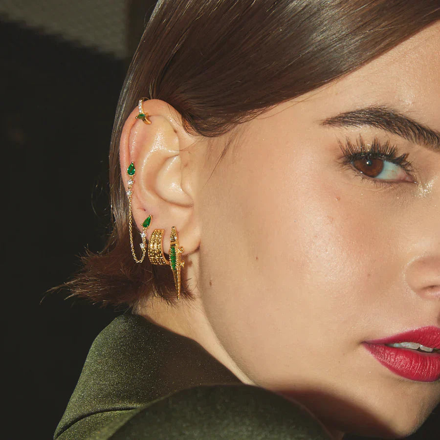 orejas con muchos pendientes