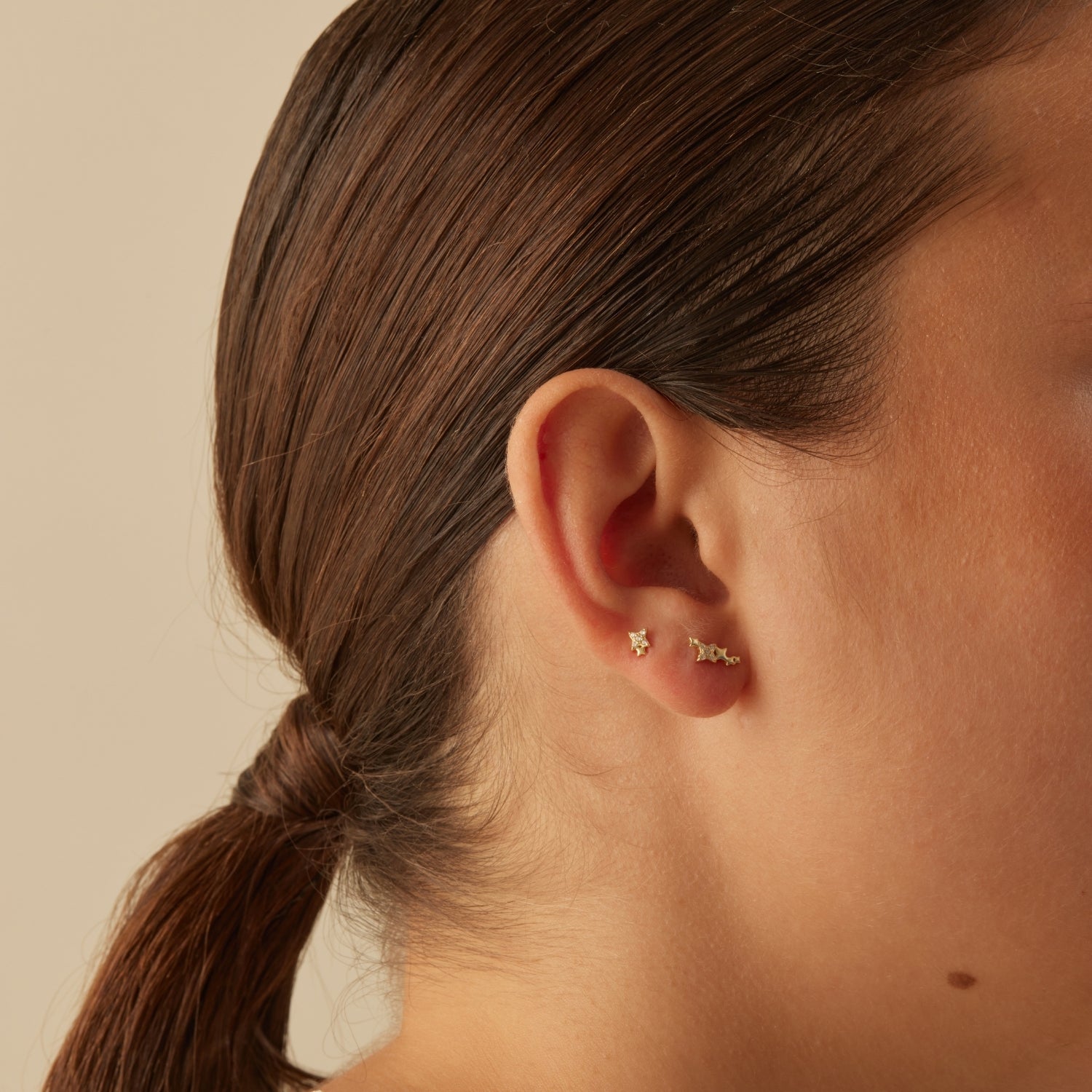 ASYMMETRISCHE OORBELLEN SAANVI