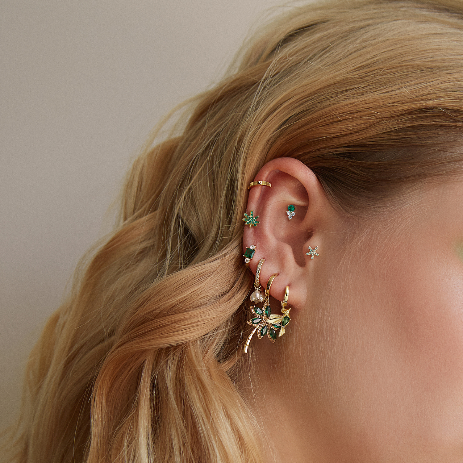 ORECCHINO PIERCING ALLA CANNABIS