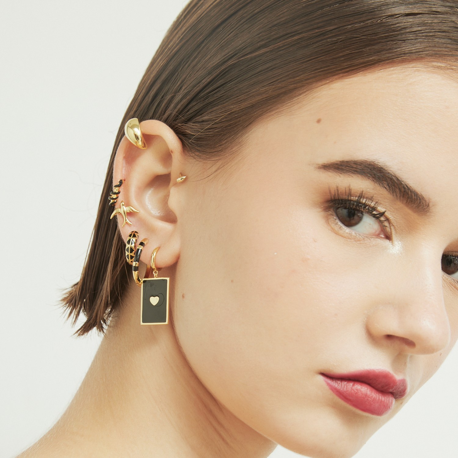 ORECCHINO PIERCING A CERCHIO CON CUORE NERO