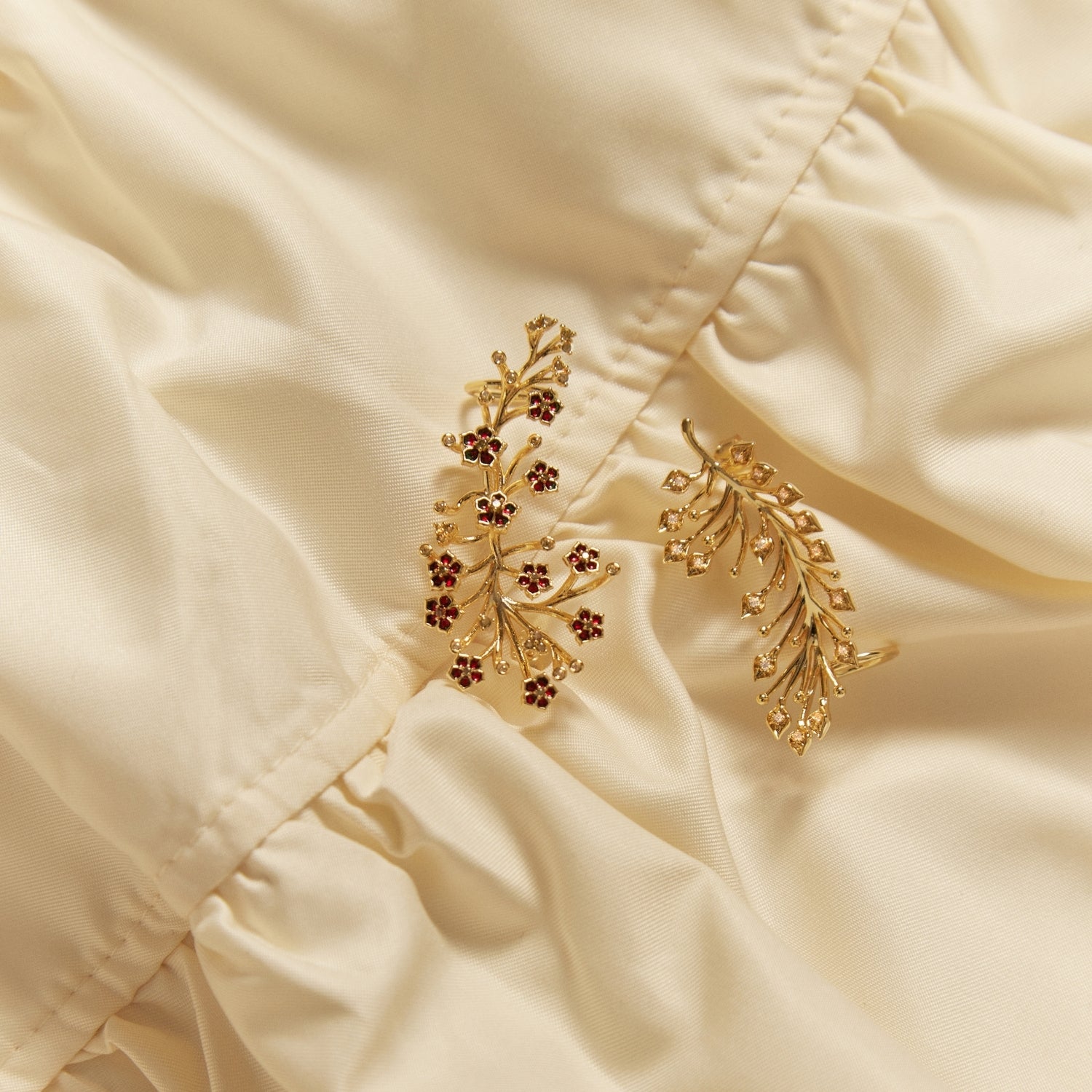 KLETTERNDER OHRRING AURORA BLATT